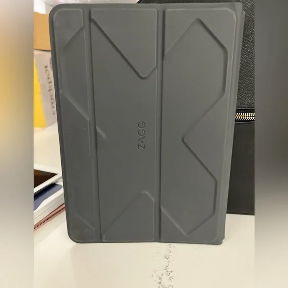 iPad Air silver barely used and in excellent condition. A few minor scuffs.